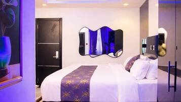 Escritorio, espacio para trabajar con laptop y wifi gratis