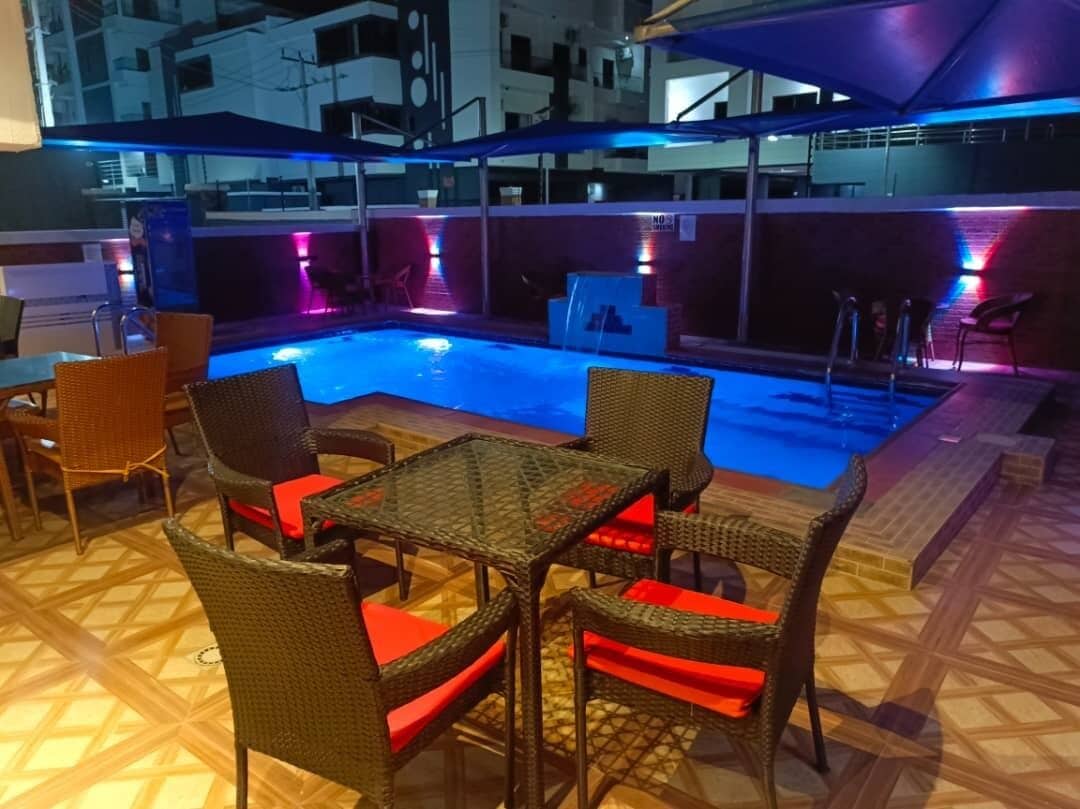 Una piscina al aire libre