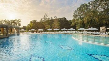 Kolam renang terbuka bermusim, payung kolam, kerusi lepak pantai