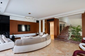 Interior - The Executive Villa @ CFC - Pool & Five Master BR (محافظة القاهرة‬)