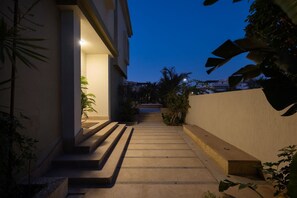 Terrace/patio - The Executive Villa @ CFC - Pool & Five Master BR (محافظة القاهرة‬)
