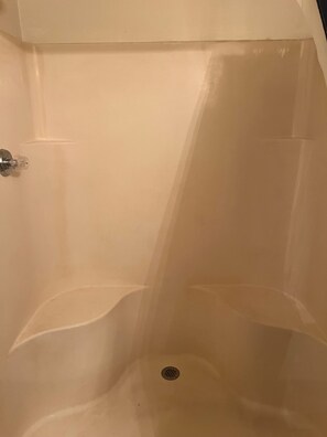 Haartrockner, Handtücher, Seife, Toilettenpapier