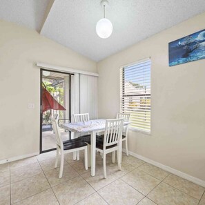 Dining - Cozy Coastal Retreat in Fort Pierce. (Fort Pierce)