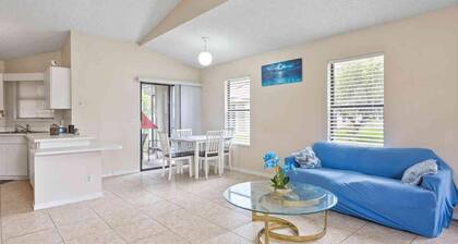 Lakeside Heated Pool Retreat – Family Friendly