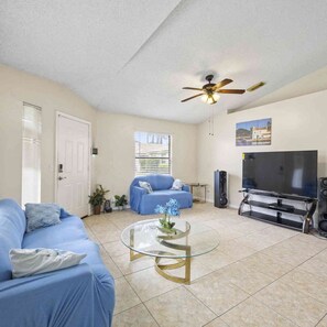 Living area - Fantastic 2-bedroom house with AC in charming Fort Pierce (Fort Pierce)
