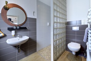 Dusche, Haartrockner, Handtücher