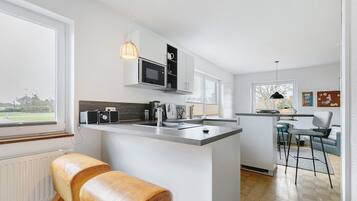 Mikrowelle, Geschirrspüler, Wasserkocher mit Kaffee-/Teezubehör, Toaster