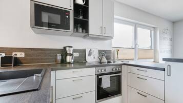 Mikrowelle, GeschirrspĂŒler, Wasserkocher mit Kaffee-/Teezubehör, Toaster