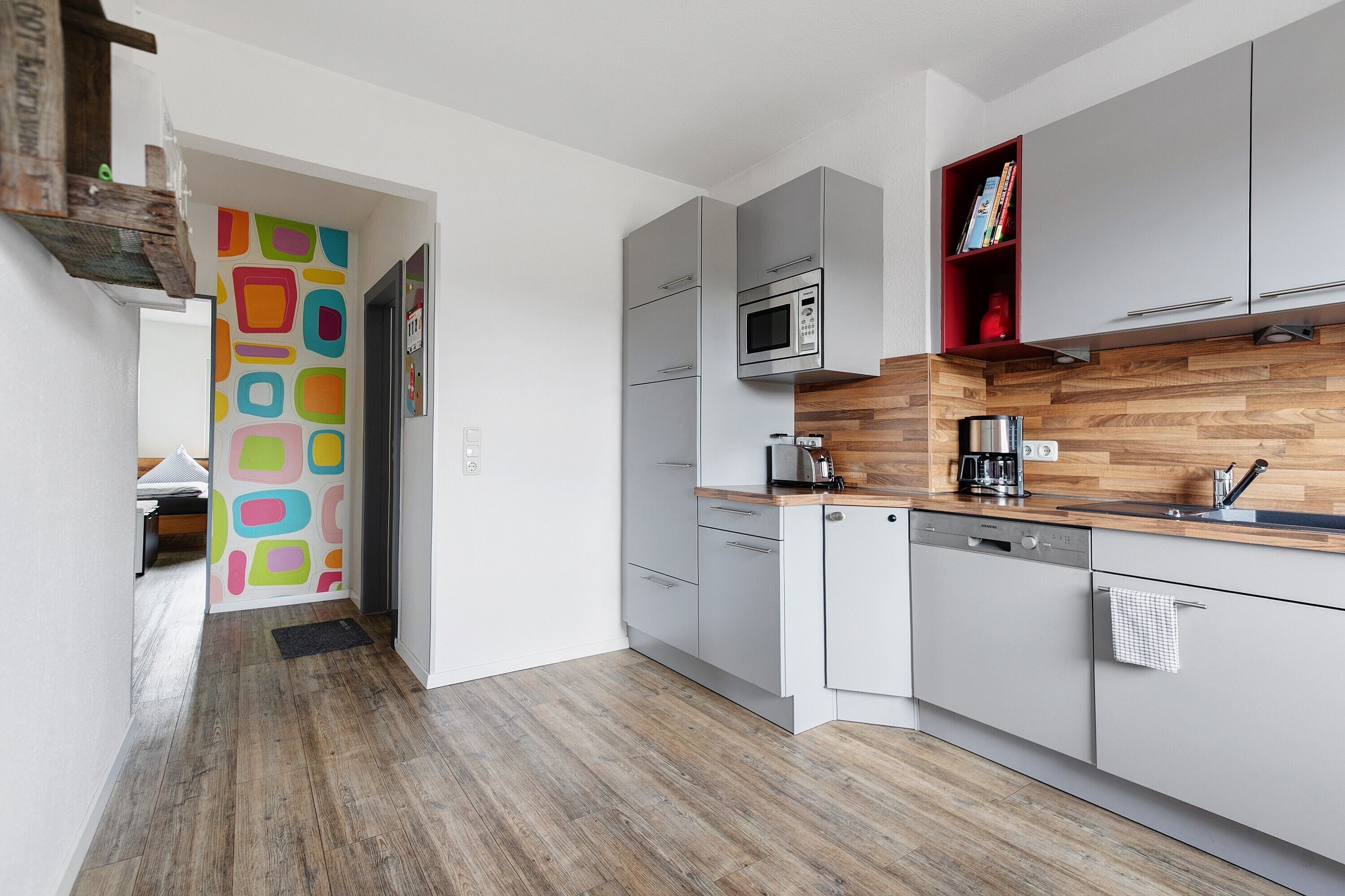 Kühlschrank, Mikrowelle, Herdplatte, Geschirrspüler