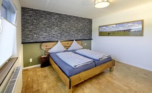 Tabla de planchar con plancha, wifi, ropa de cama