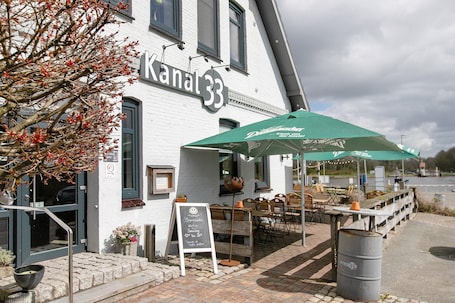 Outdoor dining. Apartment Mok mol 15 directly on the Kiel Canal
