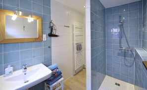 Douche, sèche-cheveux, serviettes fournies