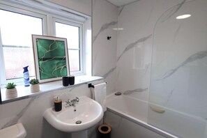 Towels, toilet paper - Stylish 2-Bed flat near IKEA & J9 M6 Free Parking (Wednesbury)