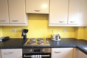 Private kitchen - Stylish 2-Bed flat near IKEA & J9 M6 Free Parking (Wednesbury)