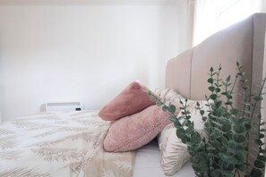 2 bedrooms, WiFi, bed sheets - Stylish 2-Bed flat near IKEA & J9 M6 Free Parking (Wednesbury)