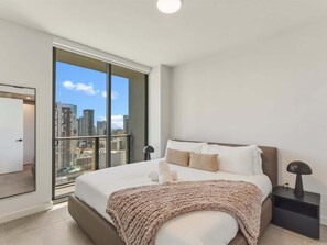 Tabla de planchar con plancha, wifi y ropa de cama 