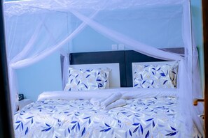 Desk, laptop workspace, free WiFi - Ibigabiro Hotel (Kagano)