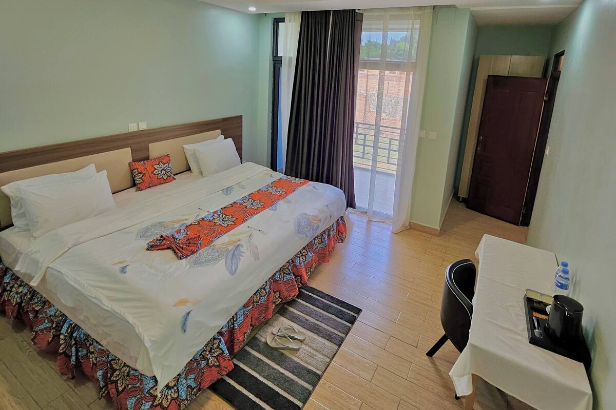 Escritorio, espacio para trabajar con laptop y wifi gratis 