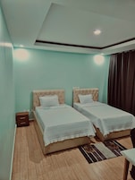 Quarto casal ou duplo luxo, sacada, vista para a cidade | Escrivaninha, espaço de trabalho para notebook, Wi-Fi de cortesia