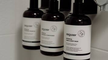 Dusj, håndklær, såpe og toalettpapir