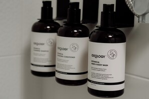 Dusch, handdukar, tvål och toalettpapper