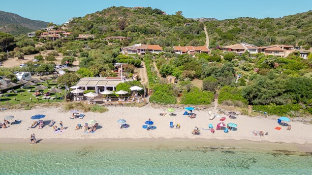 A coastal resort with clear waters, beach umbrellas, and villas on a hillside. - Apartment 'Trilocale Taverna 80m from Beach' with Sea View, Private Terrace & AC (Porto Taverna)