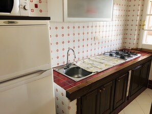 Jääkaappi, mikroaaltouuni, uuni, liesi