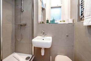 Ducha, secador de pelo, toallas y champú