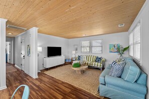 Smart TV, table tennis - Buzzin to the Beach - Updated, EV Plug, Hot Tub & Dog Friendly (Kitty Hawk)