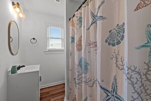 Hair dryer, towels, soap, toilet paper - Updated, EV Plug, Hot Tub & Dog Friendly (Kitty Hawk)
