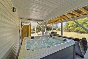 Terrace/patio - Buzzin to the Beach - Updated, EV Plug, Hot Tub & Dog Friendly (Kitty Hawk)