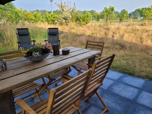 Outdoor dining - Bedstead cottage in child and animal friendly vacation park (Wezuperbrug)