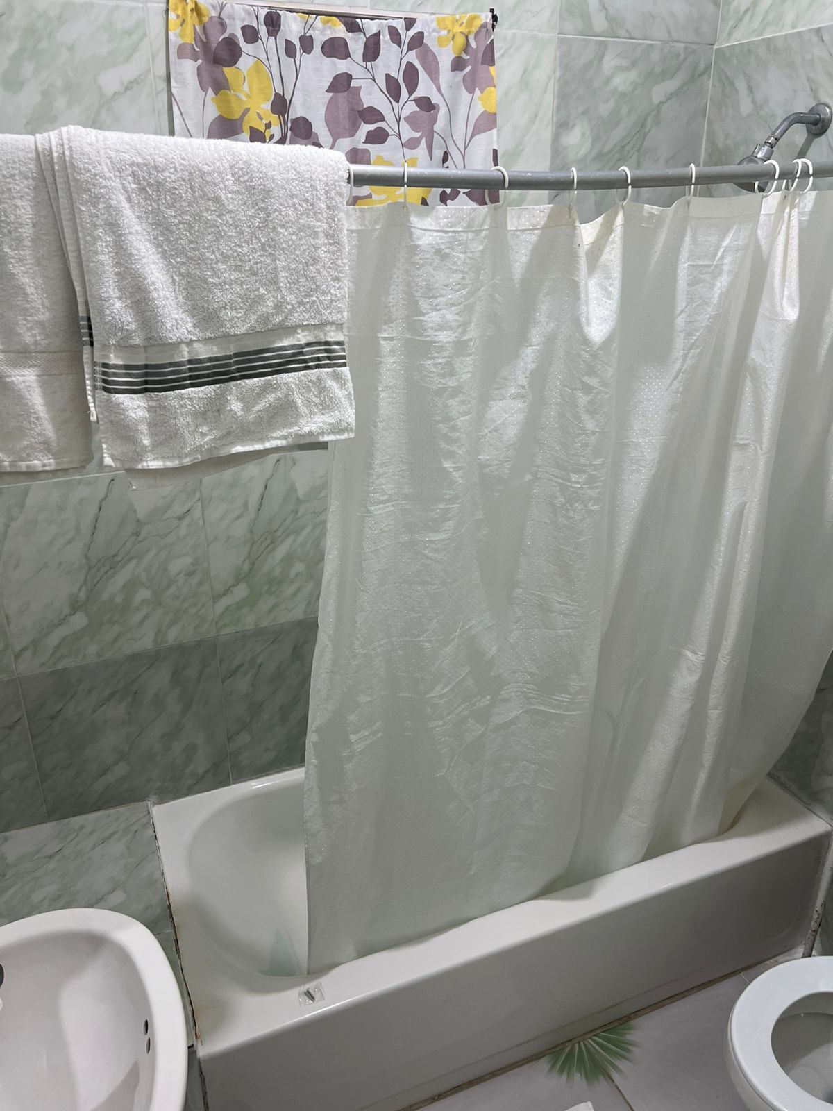 ヘアドライヤー、タオル、石鹸、トイレットペーパー