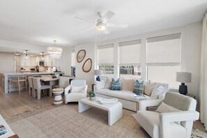 Smart TV - Beach Front-Private Beach-All En Suite-Community Pool-Walk to Alys + Rosemary (Inlet Beach)