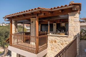 Property grounds - Countryside Villa with a Walk-in Free Form Pool (Rethymno)