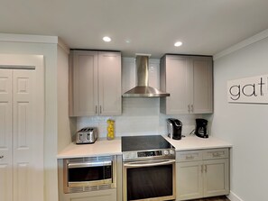 Jääkaappi, mikroaaltouuni, uuni, liesi