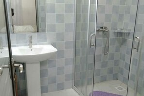 Shower, hair dryer, towels, soap - Stylish 2BR Kilimani Retreat | Lift, Fast WiFi & Family-Friendly Comfort (Nairobi)