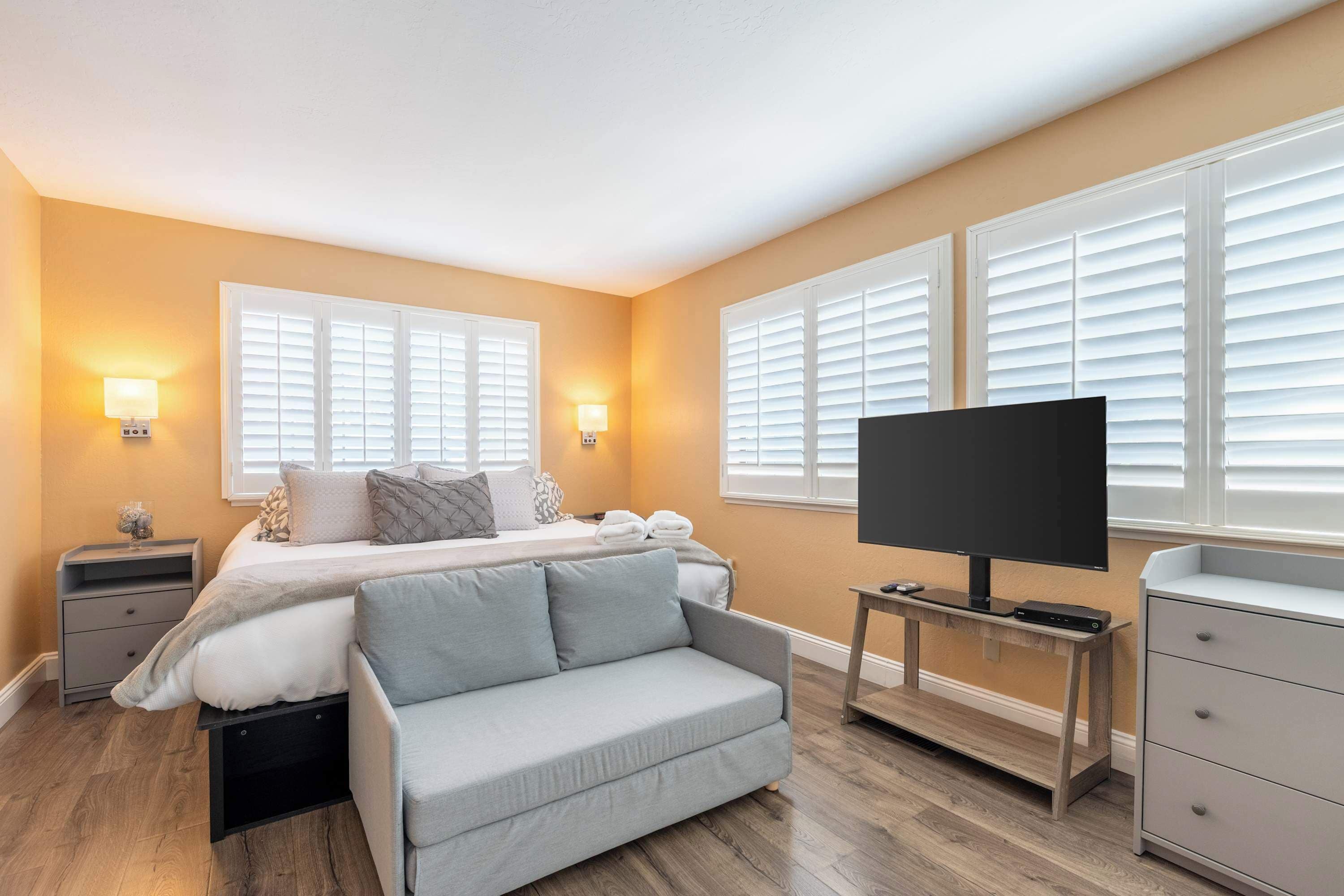 2 bedrooms, desk, iron/ironing board, WiFi