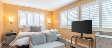 2 bedrooms, desk, iron/ironing board, WiFi