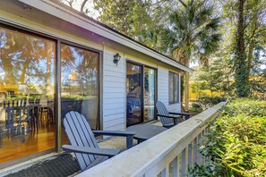 Terrace/patio - Sunset Rentals | North Sea Pines Drive 82 | Dog Friendly (Hilton Head Island)