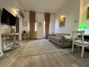 Smart TV, libros y estéreo 