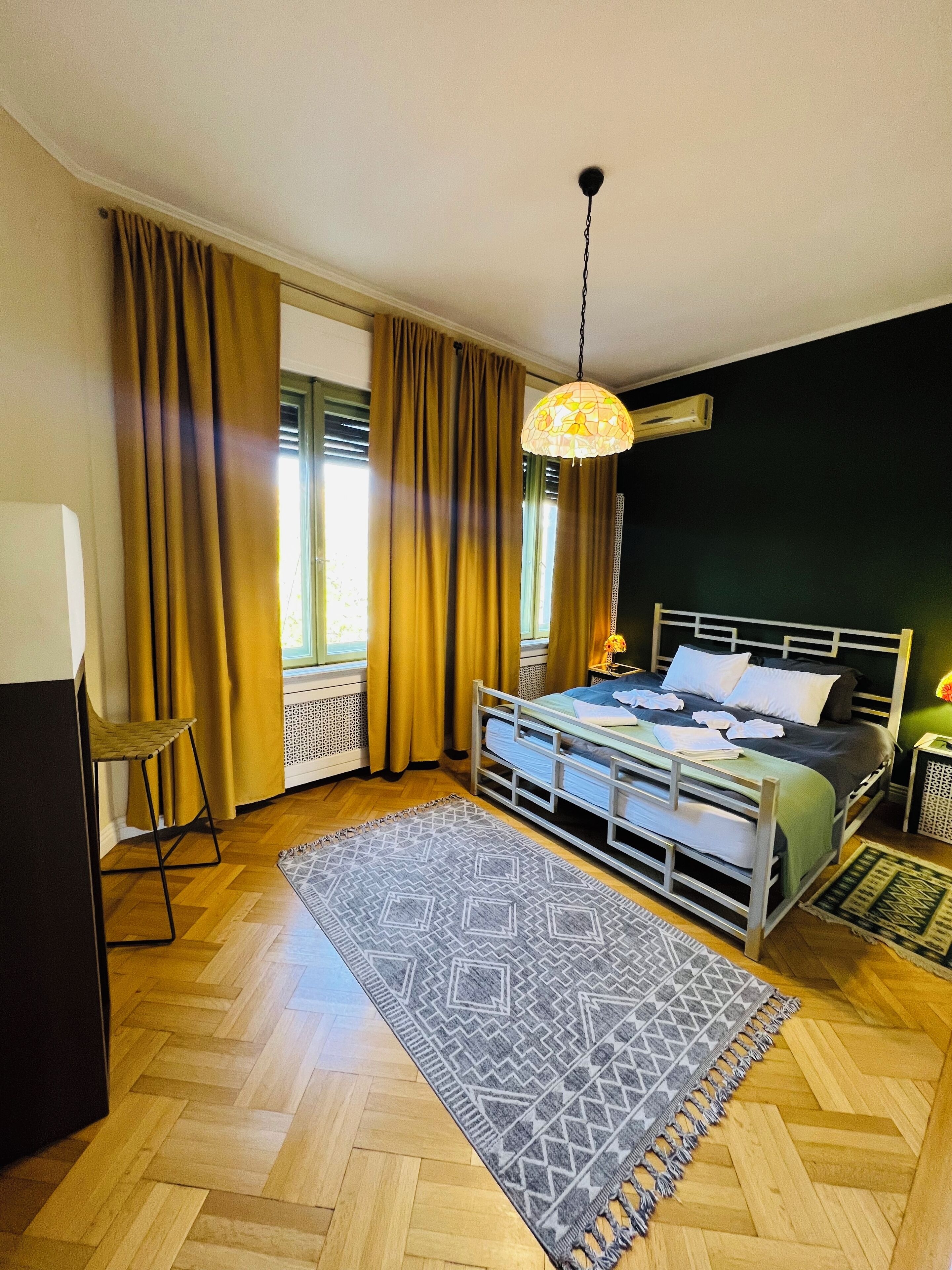 4 chambres, coffres-forts dans les chambres, bureau