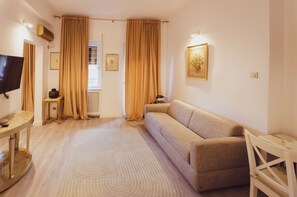 Smart-TV, bøker og stereoanlegg