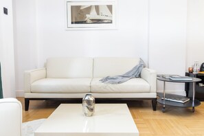 Smart-TV, bøker og stereoanlegg