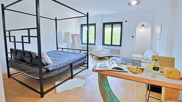 4 bedrooms, in-room safe, desk, iron/ironing board