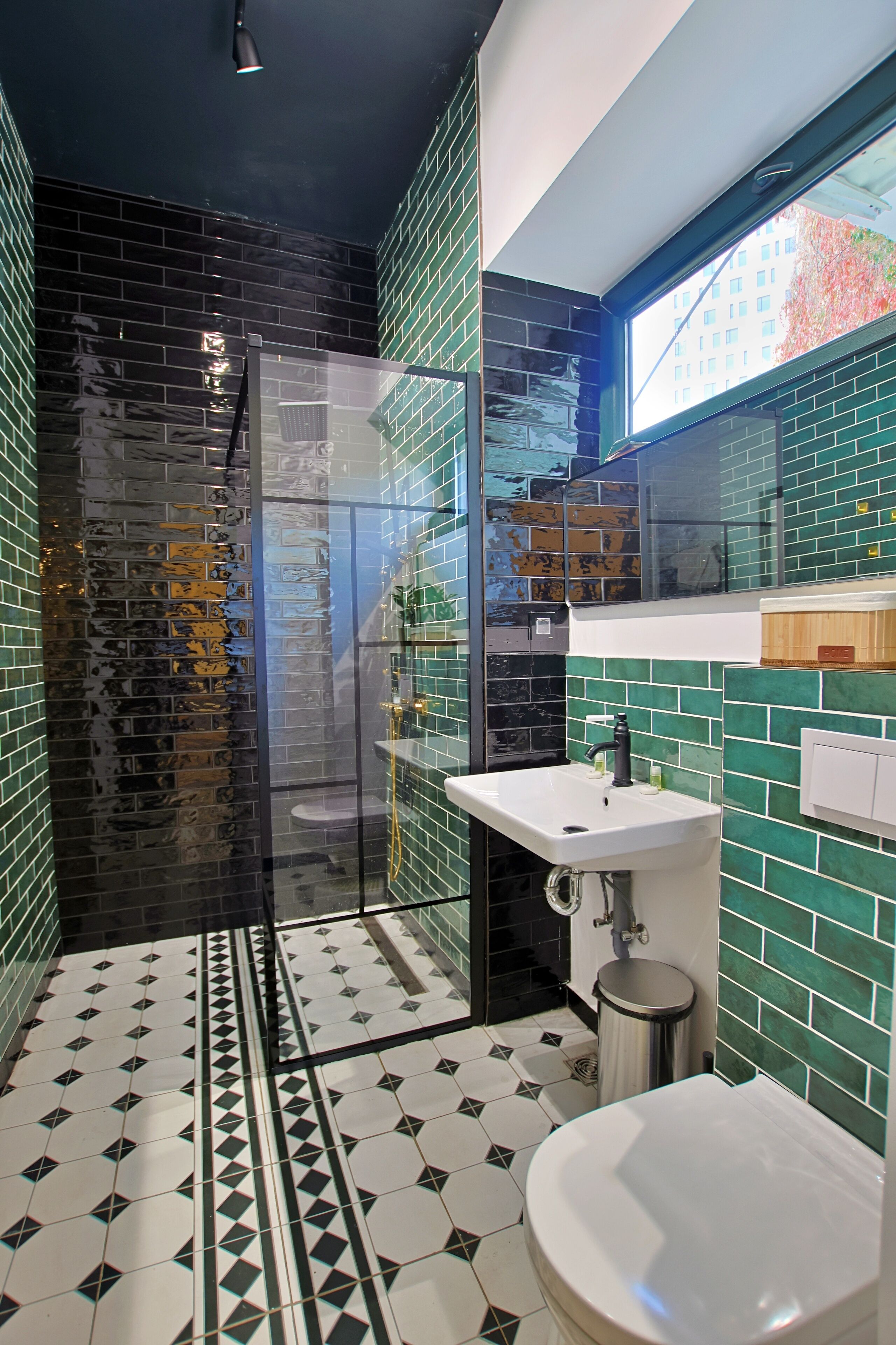 Douche, sèche-cheveux, bidet, serviettes fournies