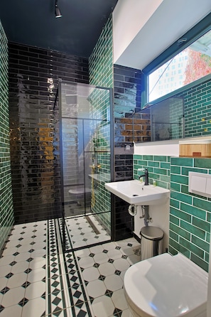 Shower, hair dryer, bidet, towels - Art Boutique Residence - boutique stay in the heart of the city (București)