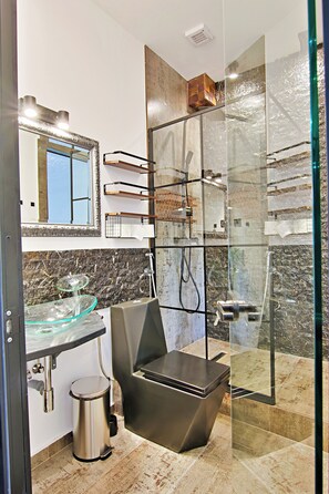 Dusche, Haartrockner, Bidet, Handtücher