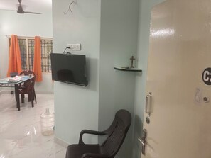 Interior - Beautiful 2-bedroom apartment with AC in charming Chennai-15 minute from Airport (Chennai)