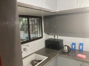 Private kitchen - Beautiful 2-bedroom apartment with AC in charming Chennai-15 minute from Airport (Chennai)